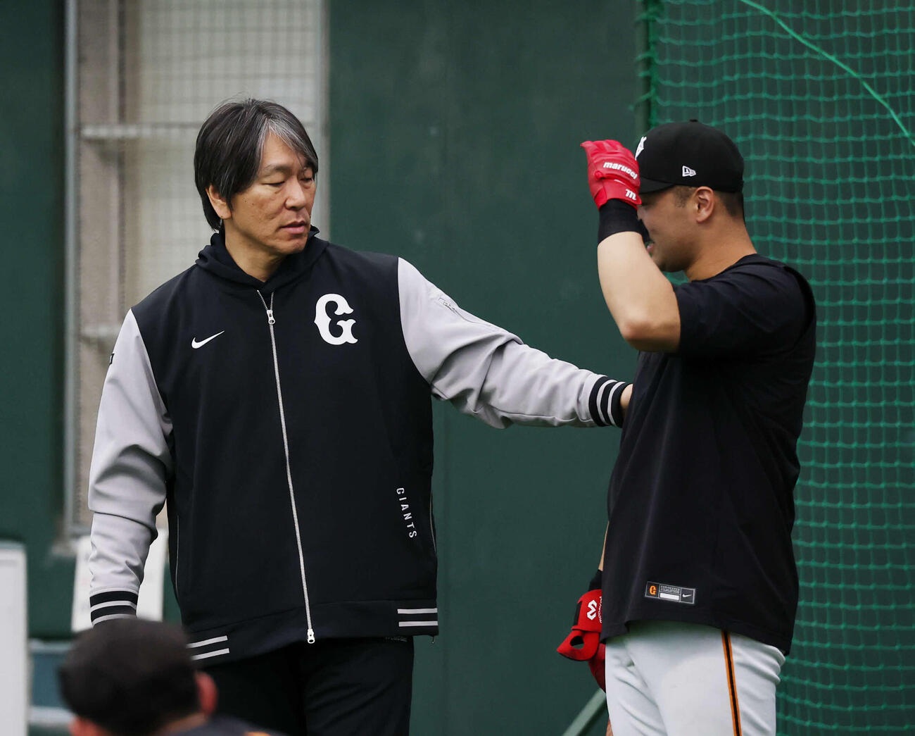 巨人藤井（右）は松井秀喜臨時コーチに教えを請う（撮影・増田悦実）