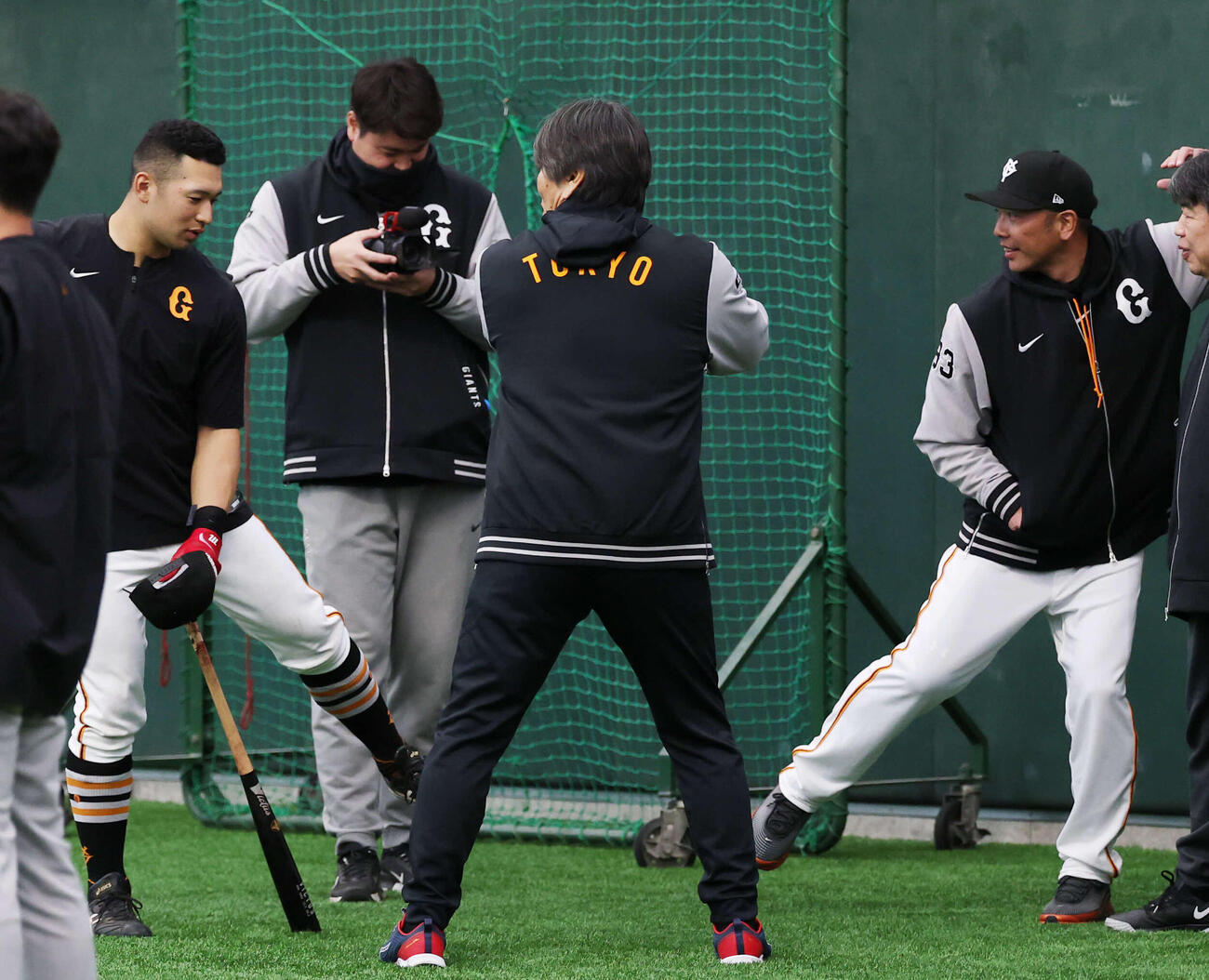 巨人藤井（左）は松井秀喜臨時コーチ（中央）と阿部監督に教えを請う（撮影・増田悦実）