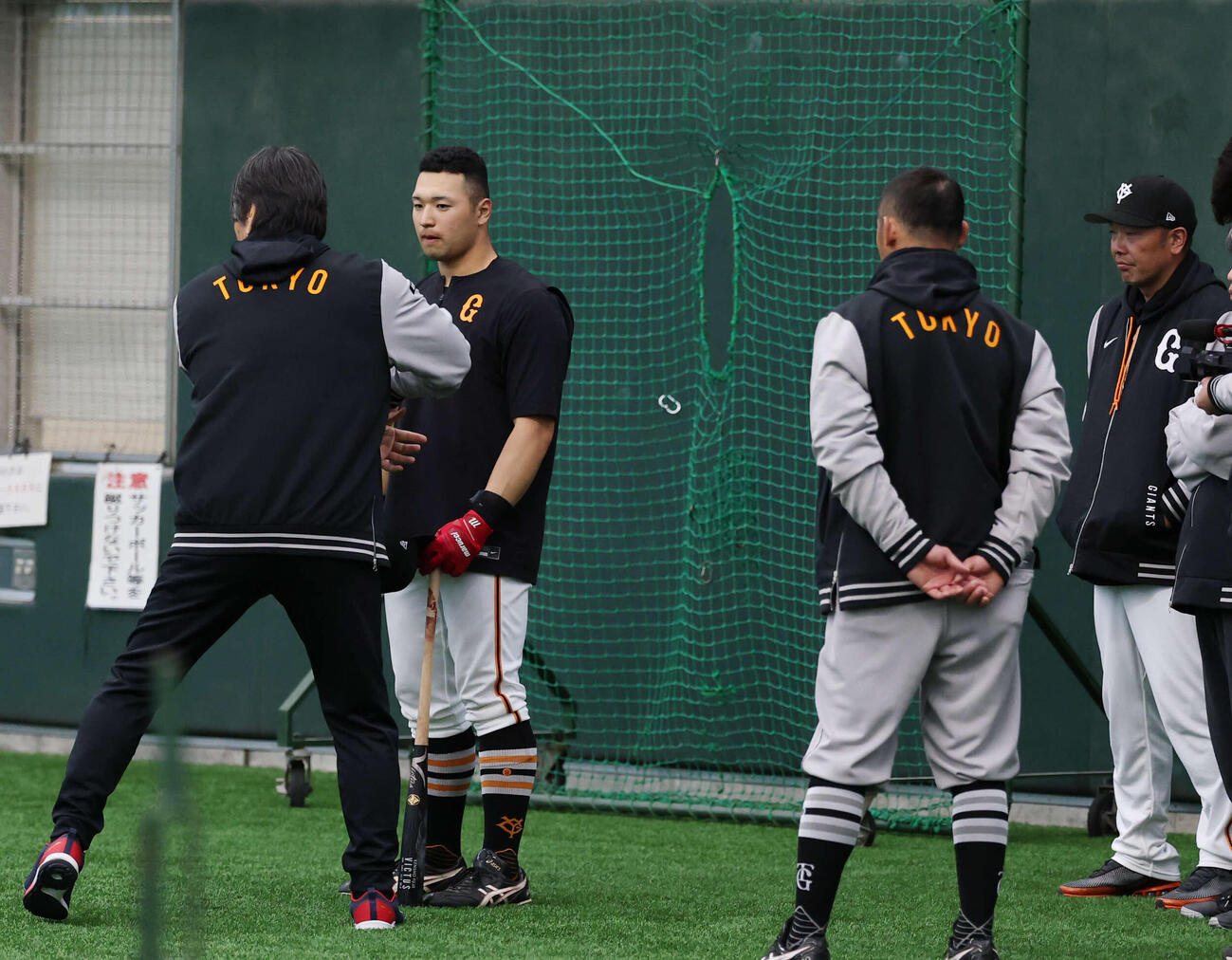 巨人藤井（左から2人目）は松井秀喜臨時コーチ（左）に教えを請う。右は阿部監督（撮影・増田悦実）