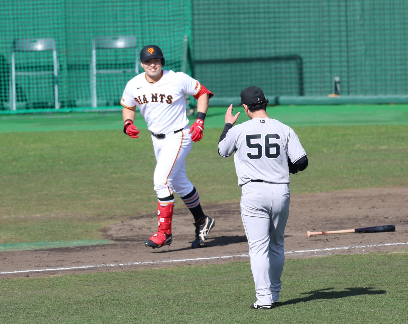 巨人紅白戦　6回裏白組1死一塁、死球をくらった藤井（左）に謝罪する北浦（撮影・増田悦実）