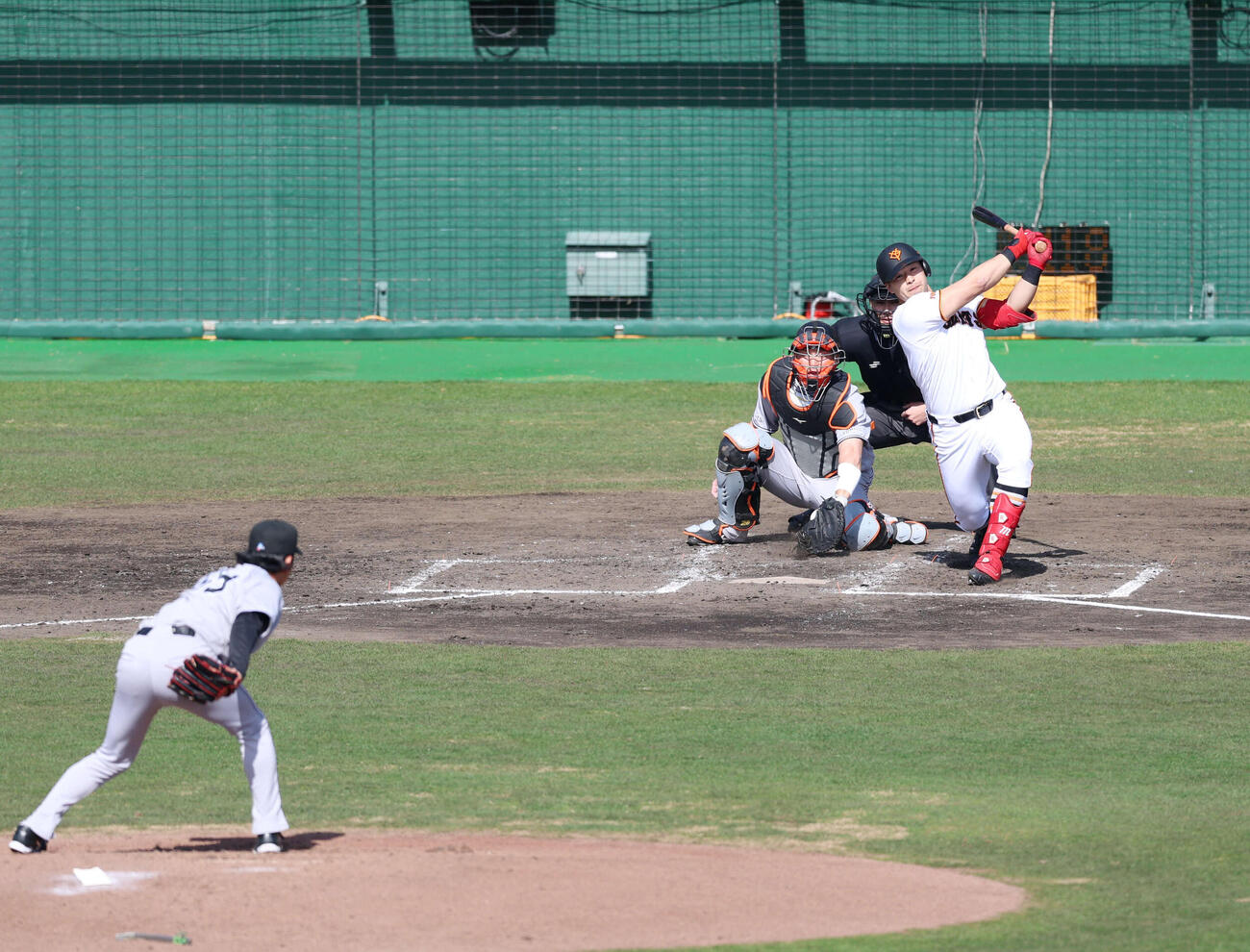 巨人紅白戦　3回裏白組1死、三振に倒れる藤井（撮影・増田悦実）