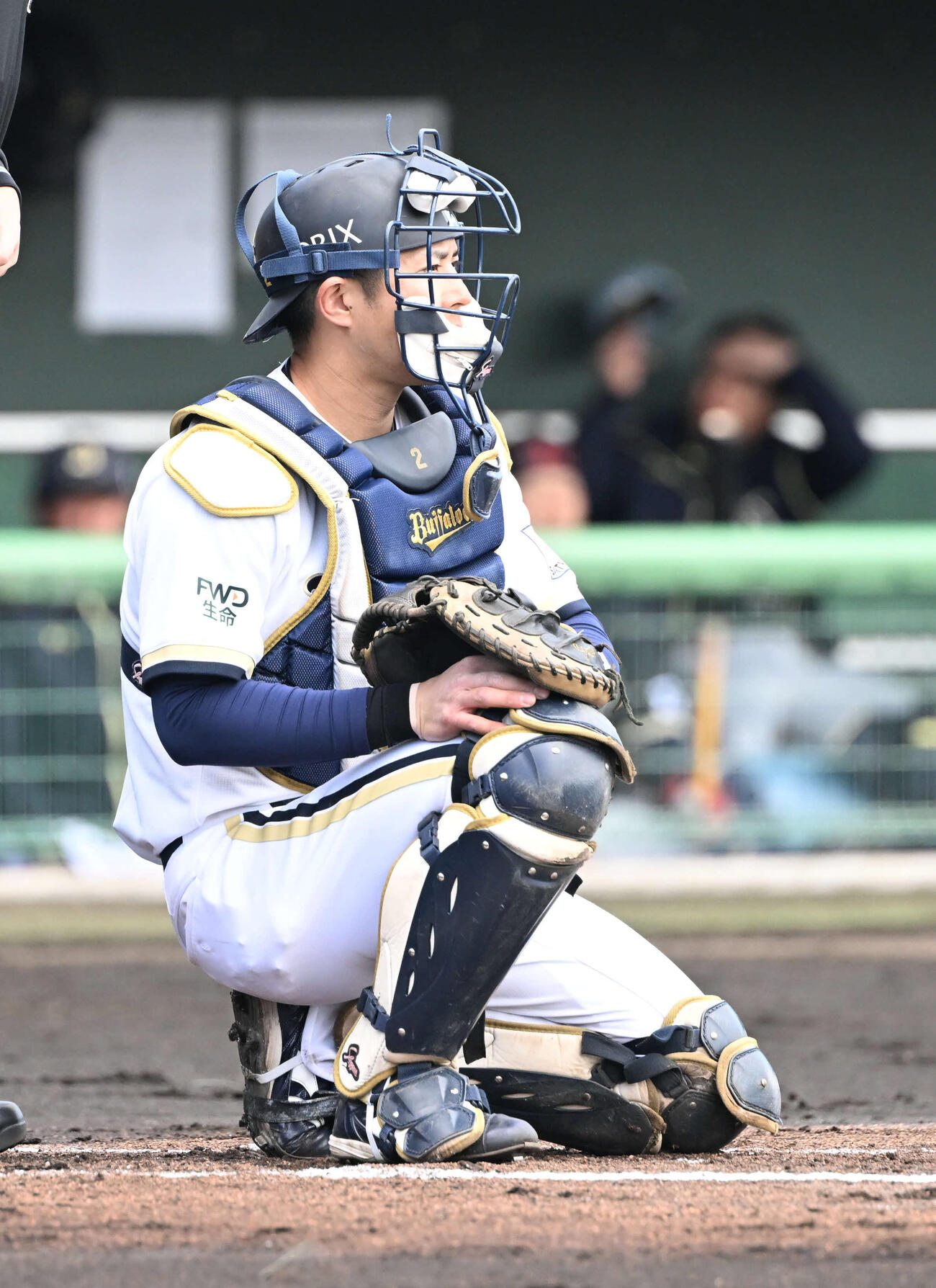 ピッチコムに手をやるオリックス若月（撮影・和賀正仁）