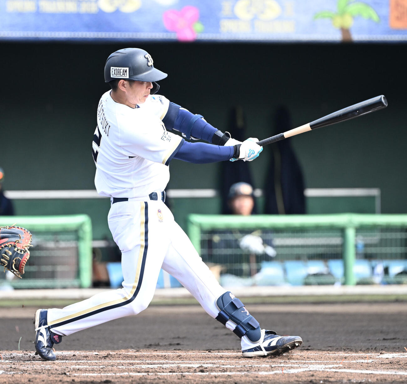 1回裏、三塁線を破る適時打を放つオリックス若月（撮影・和賀正仁）