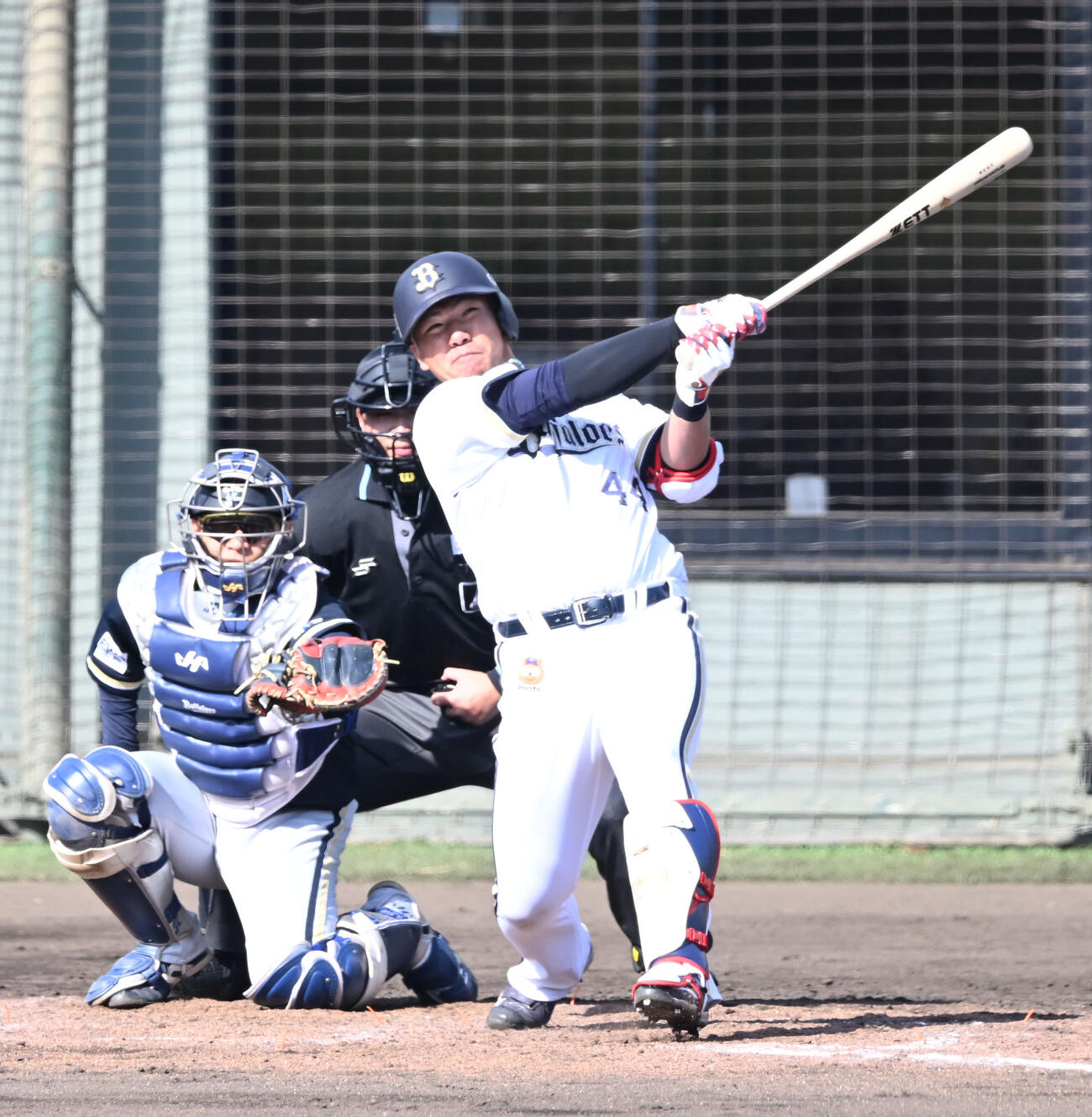 4回裏、左越えソロ本塁打を放つオリックス頓宮（撮影・和賀正仁）