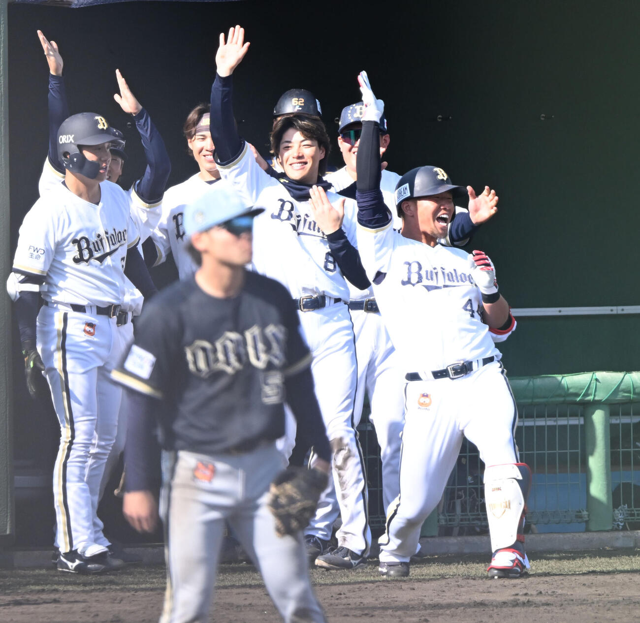 4回裏、左越えソロ本塁打を放ったオリックス頓宮は「ホイサー」（撮影・和賀正仁）