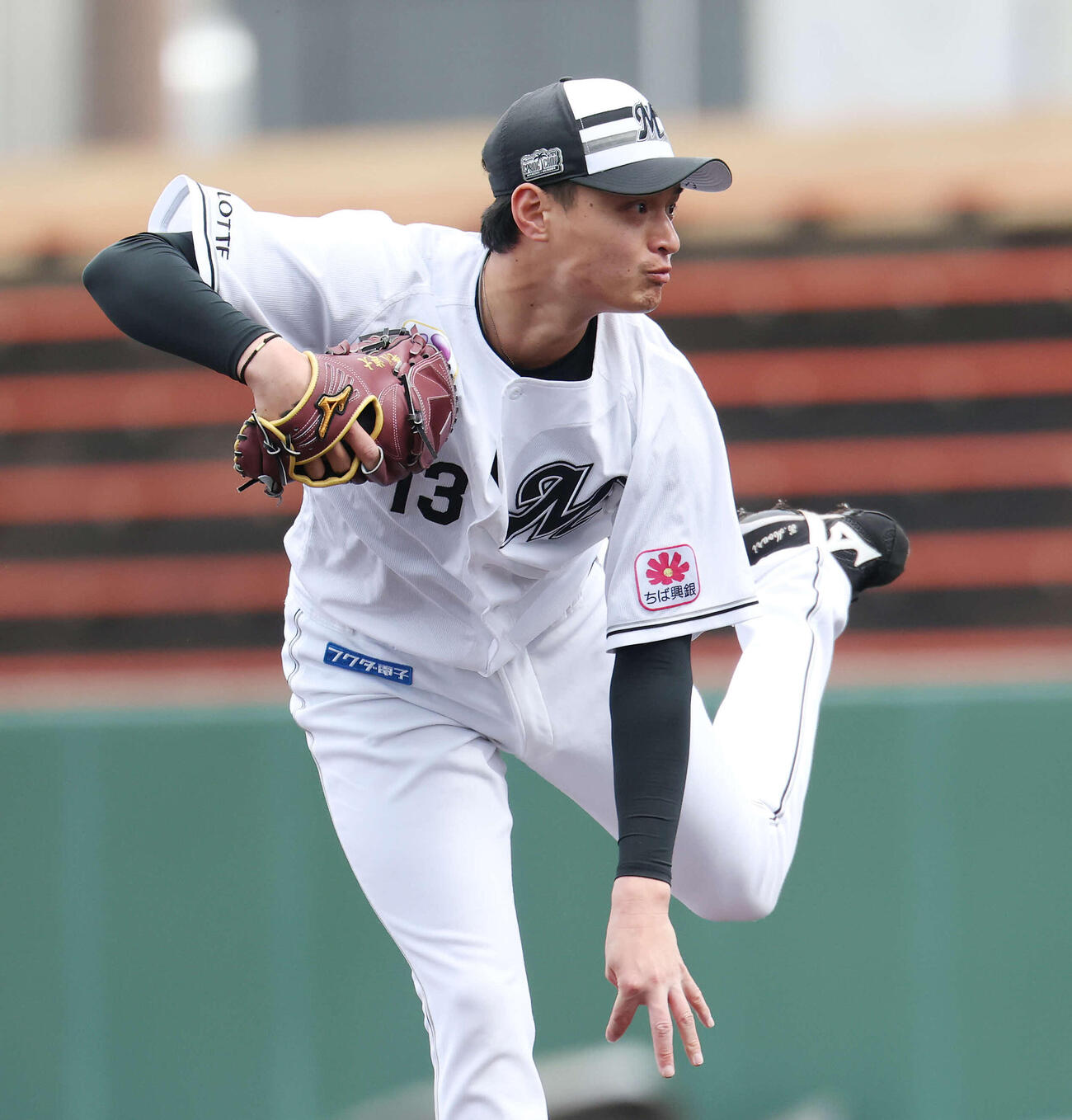 ライブBPで登板するロッテ毛利（撮影・宮地輝）
