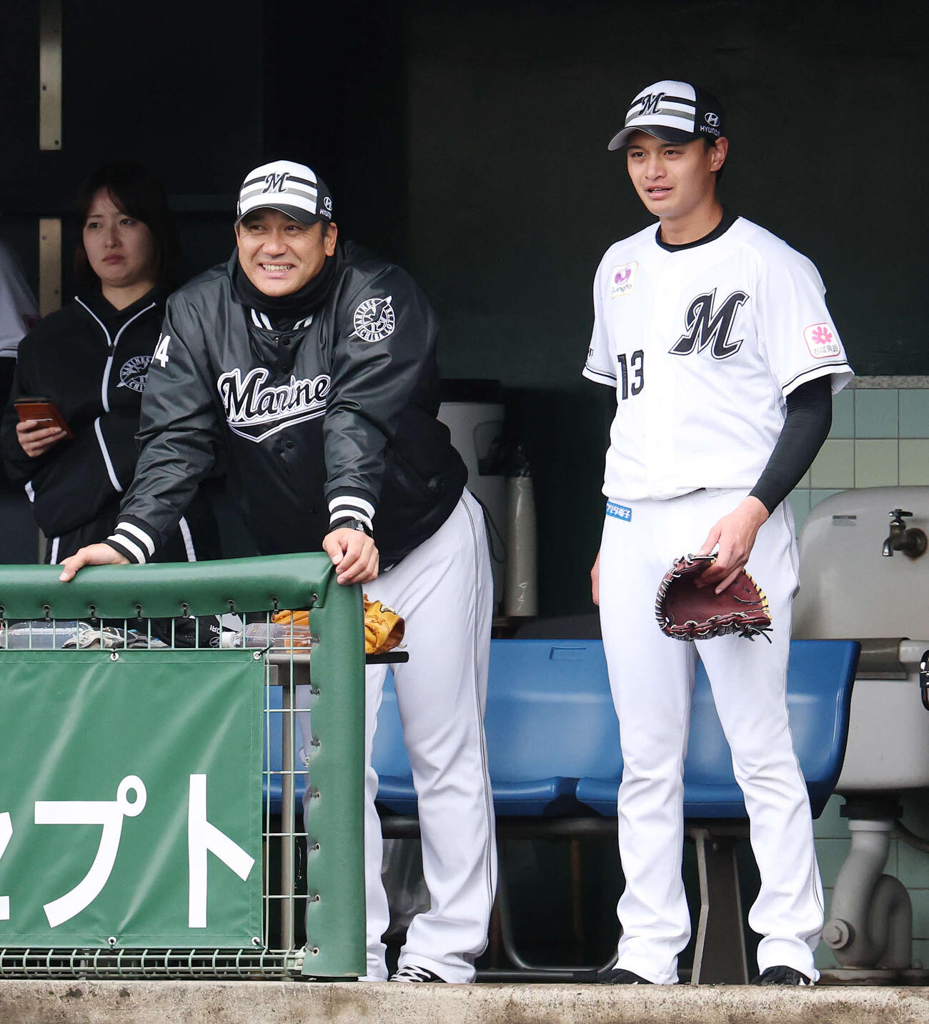 ライブBPでの登板を終えロッテ黒木投手コーチ（左）と言葉を交わす毛利（撮影・宮地輝）