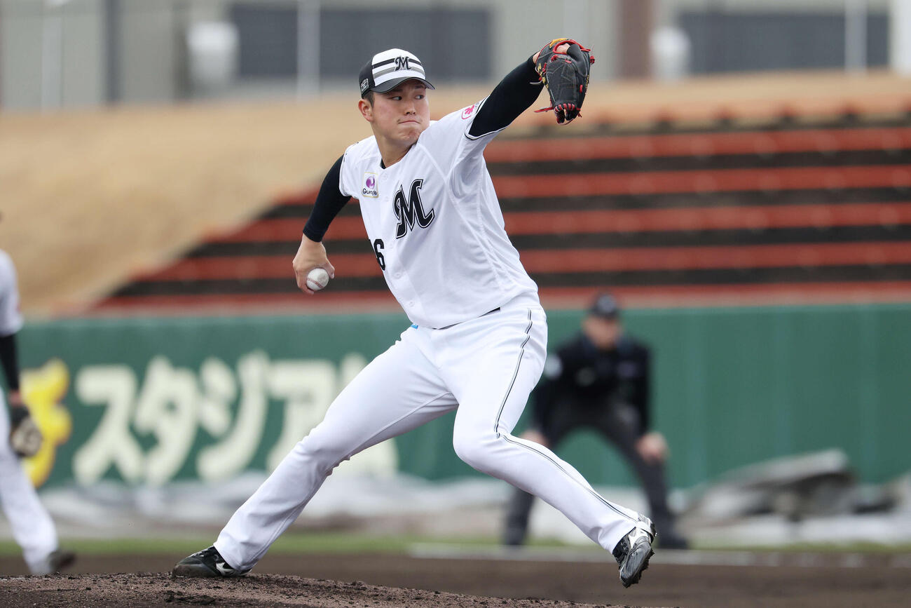 ライブBPで登板するロッテ冨士（撮影・宮地輝）