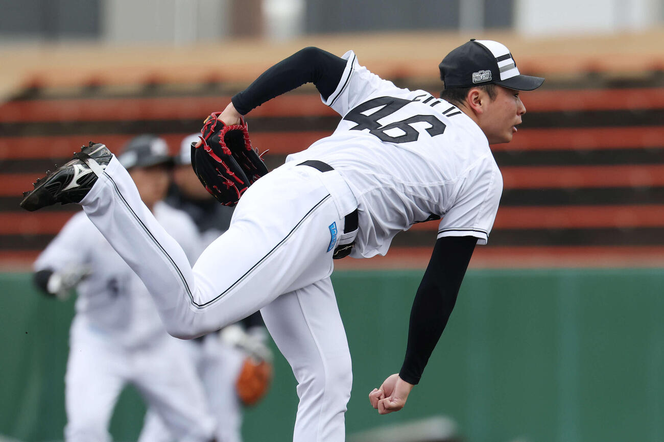 ライブBPで登板するロッテ冨士（撮影・宮地輝）