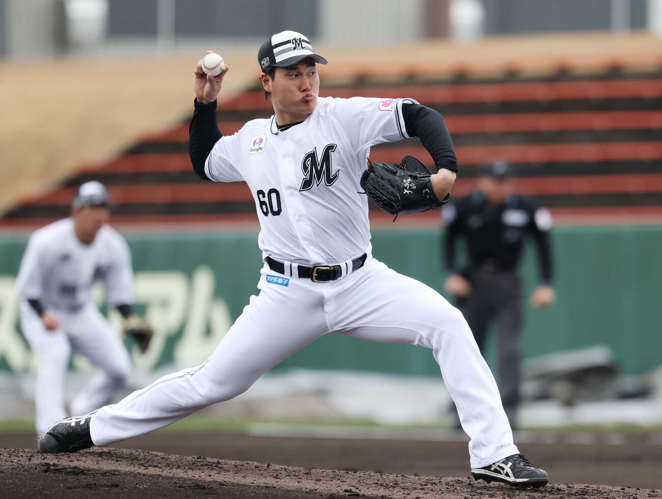 ライブBPで登板するロッテ大聖（撮影・宮地輝）