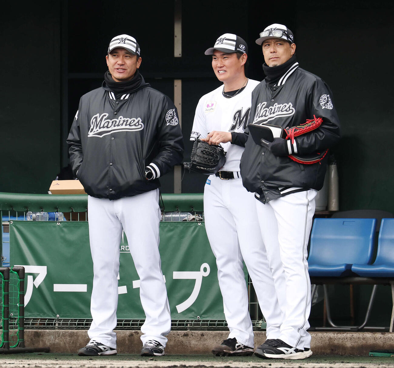 ライブBPでの登板を終えロッテ黒木投手コーチ（左）と小林投手コーチ（右）と言葉を交わす大聖（撮影・宮地輝）