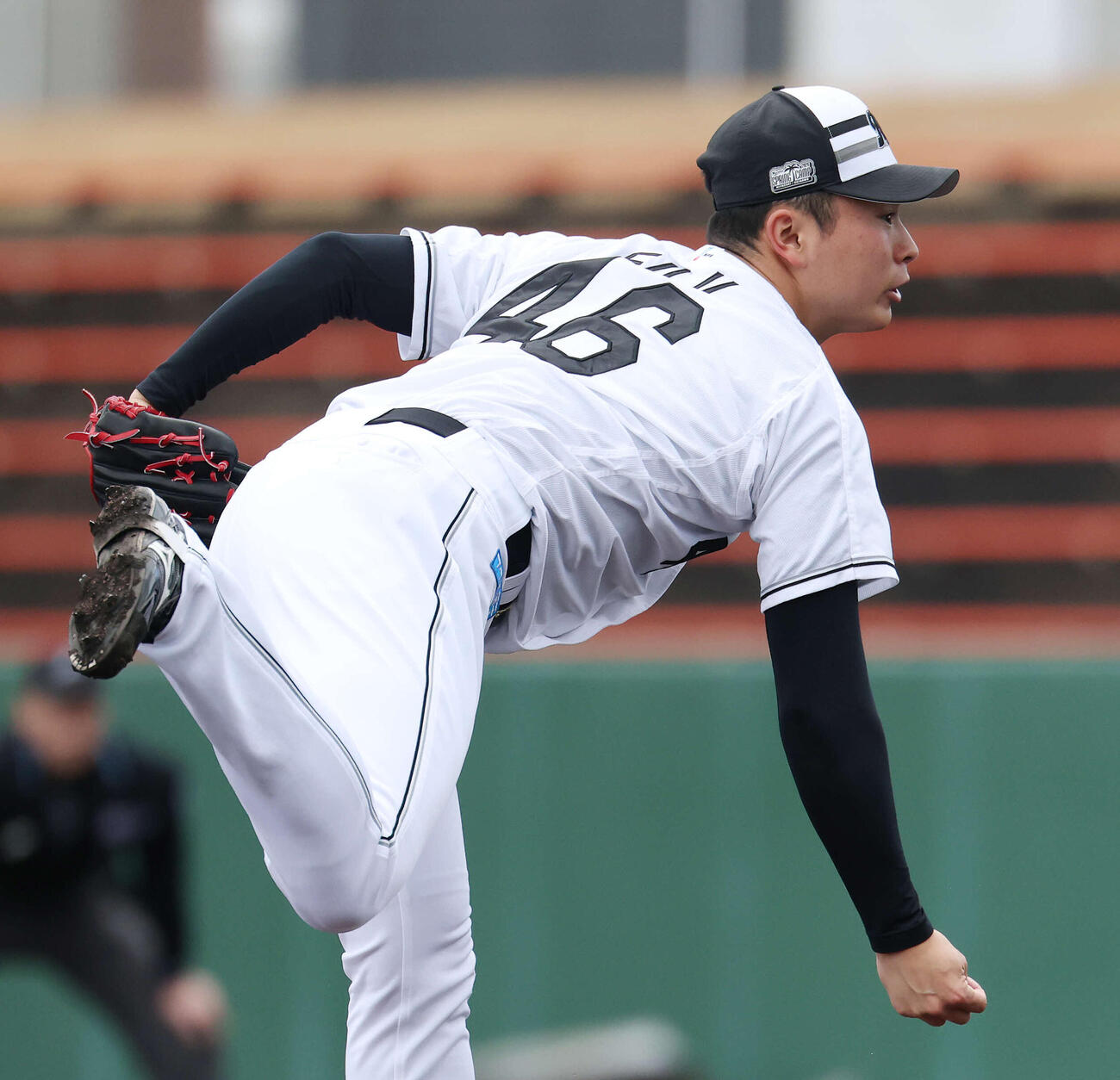 ライブBPで登板するロッテ冨士（撮影・宮地輝）
