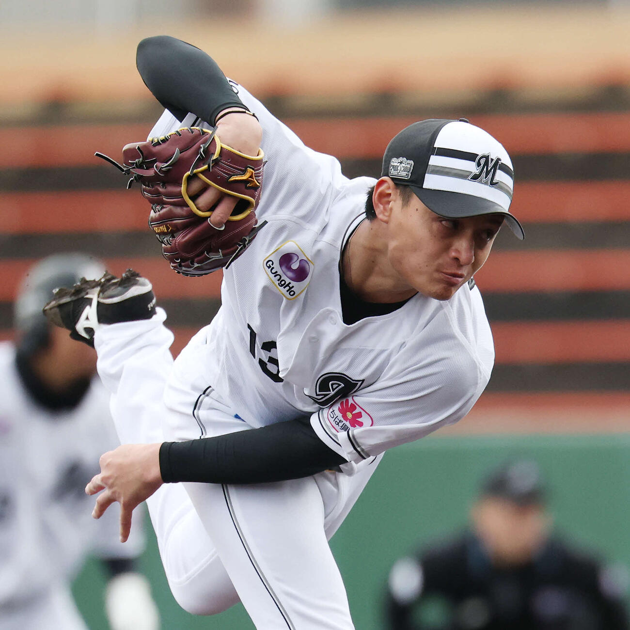 ライブBPで登板するロッテ毛利（撮影・宮地輝）