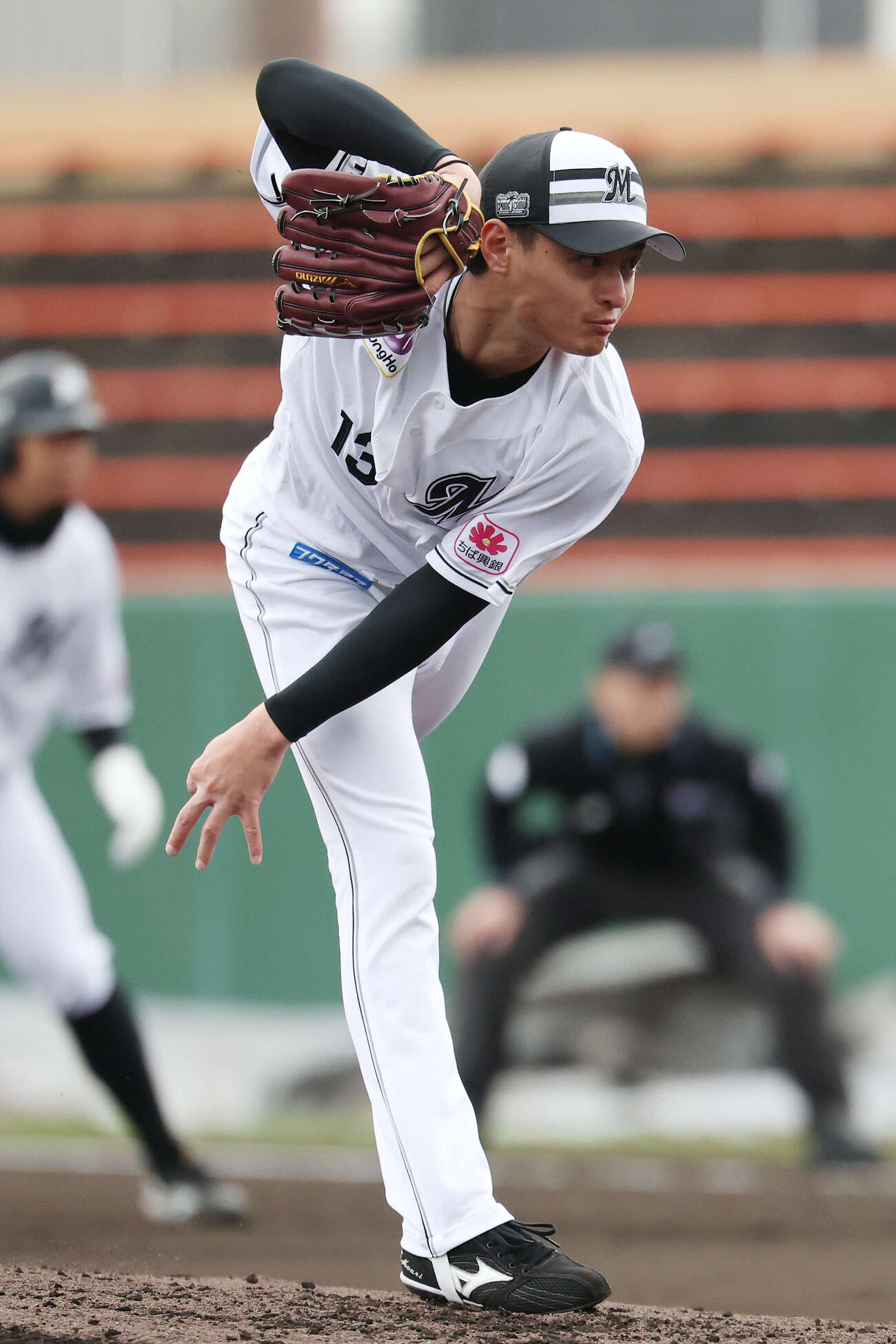 ライブBPで登板するロッテ毛利（撮影・宮地輝）