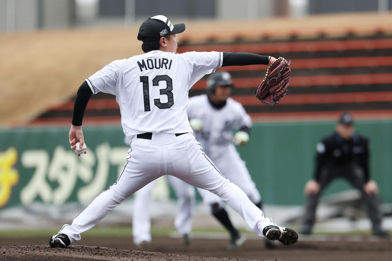 ライブBPで登板するロッテ毛利（撮影・宮地輝）