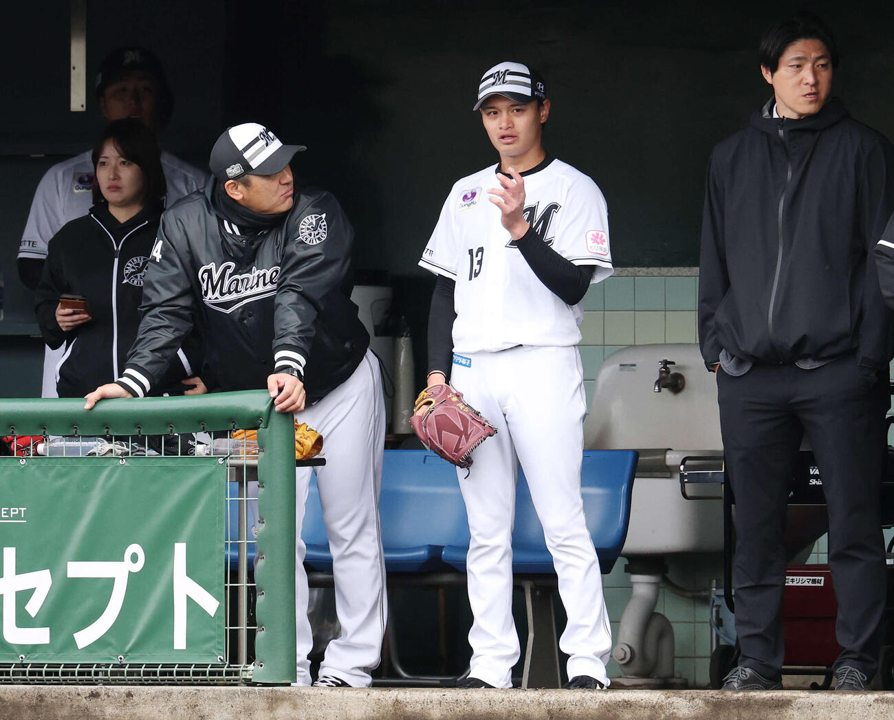 ライブBPでの登板を終えロッテ黒木投手コーチ（左）と言葉を交わす毛利（撮影・宮地輝）