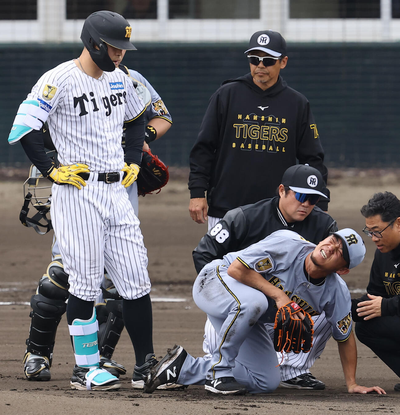 紅組対白組　1回裏白組2死一塁、佐藤（左）の打球が直撃した伊藤将（右）は苦悶（くもん）の表情を見せる（撮影・上田博志）