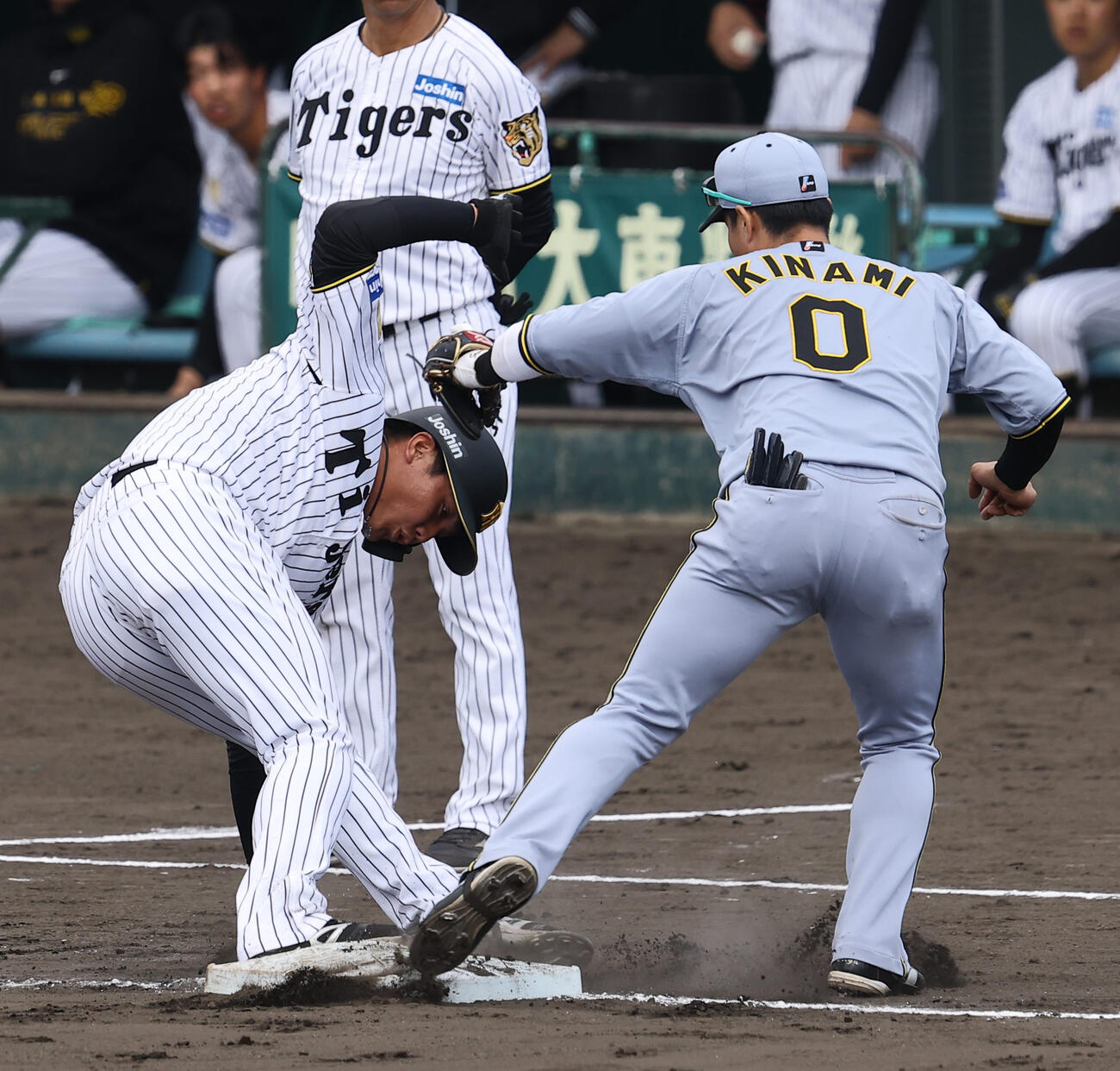 紅組対白組　4回裏白組2死三塁、梅野のけん制で憤死する三走西純（撮影・上田博志）