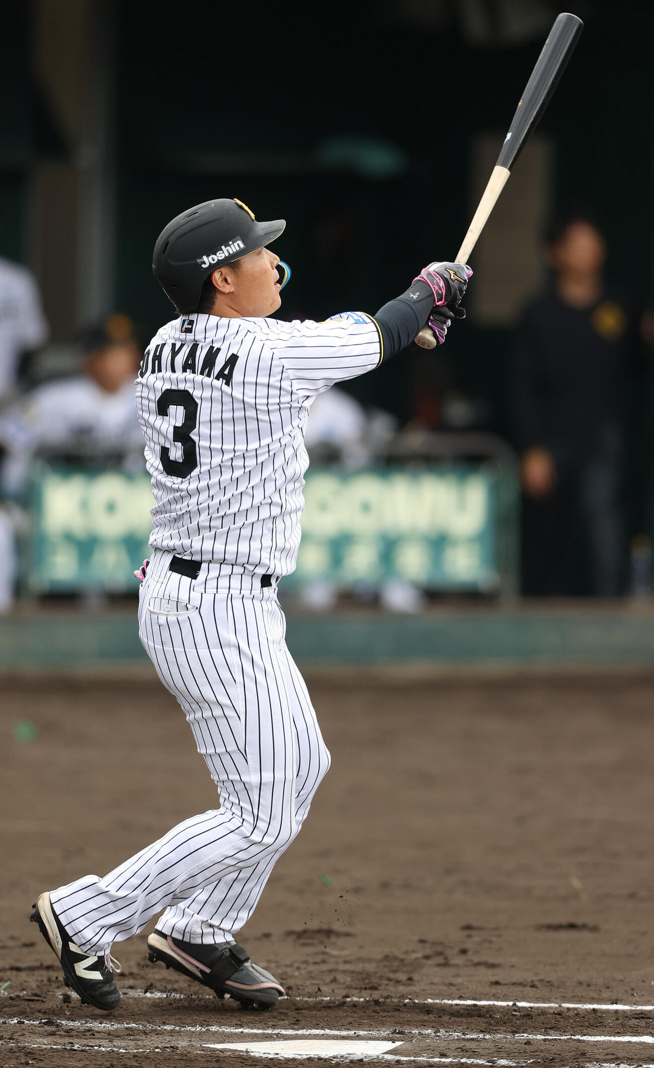 阪神紅白戦　2回裏白組無死、大山は左越え本塁打を放つ（撮影・上山淳一）