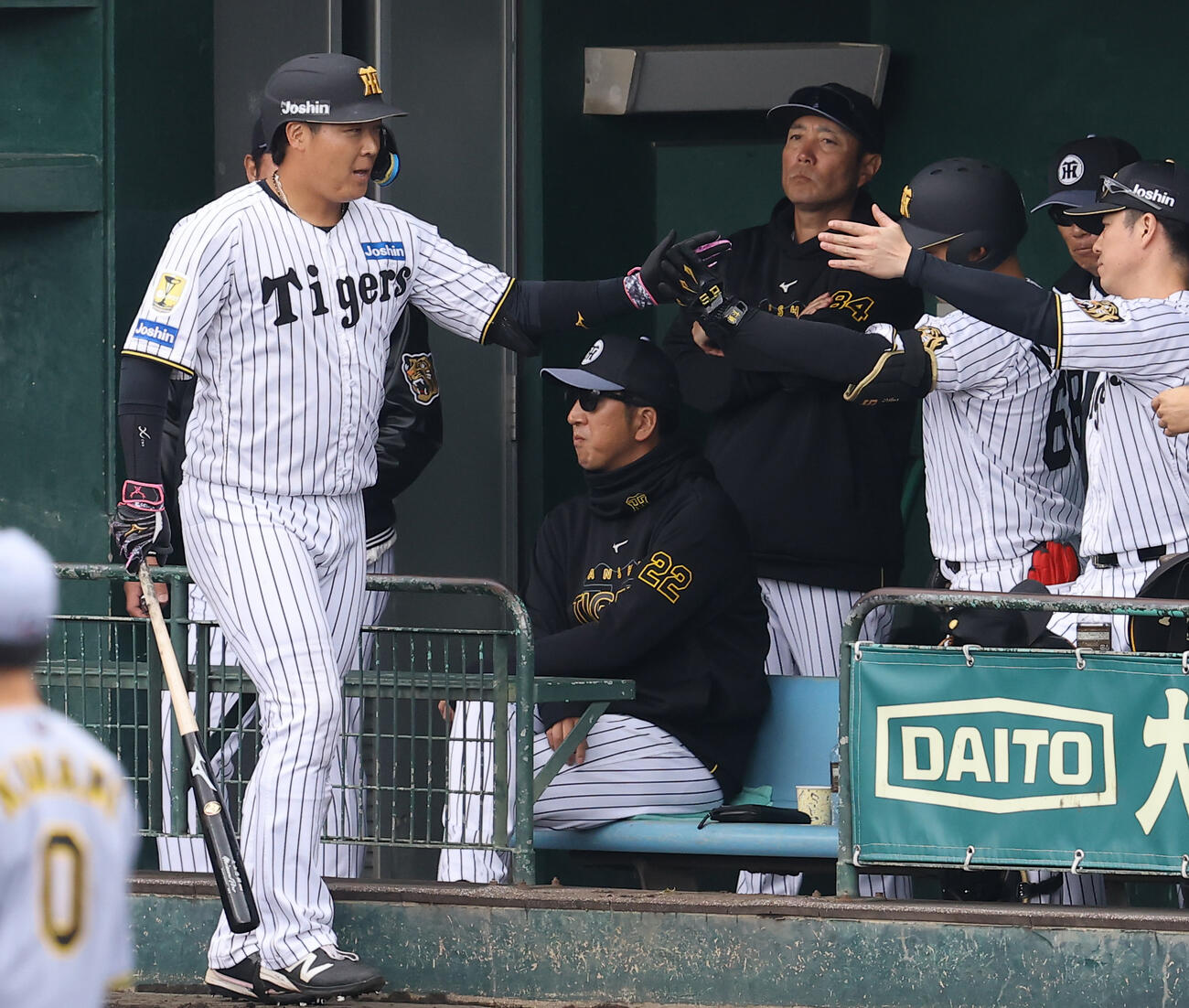 紅組対白組　2回裏白組無死、ソロ本塁打を放った大山（左）。中央は藤川監督（撮影・上田博志）