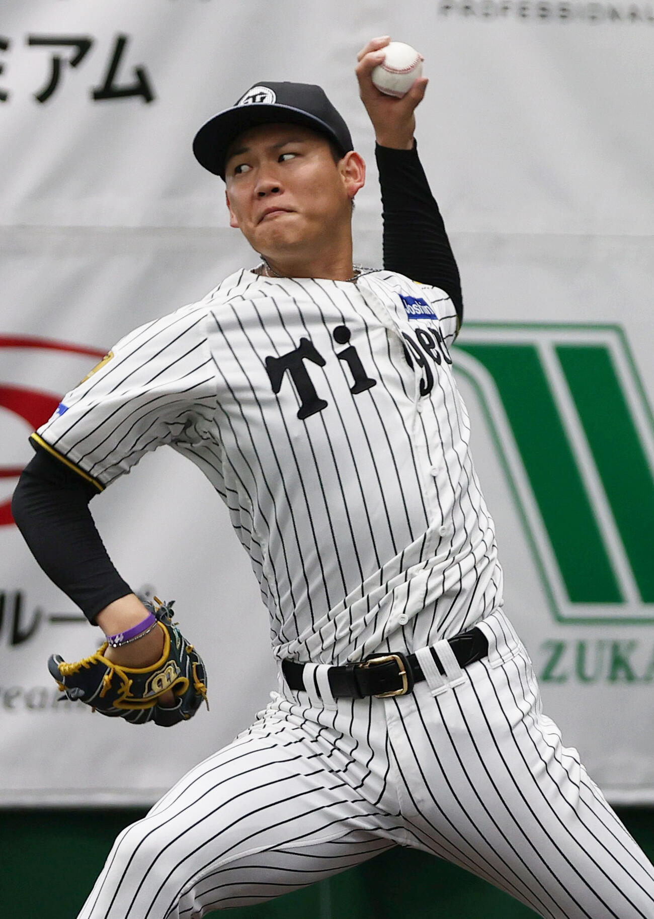 ブルペンで投球する阪神及川（撮影・上山淳一）