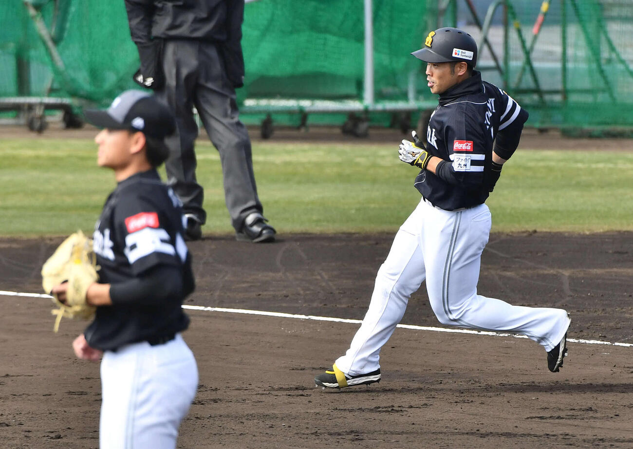 ライブBPで徐（左）から安打を放つソフトバンク近藤（撮影・岩下翔太）