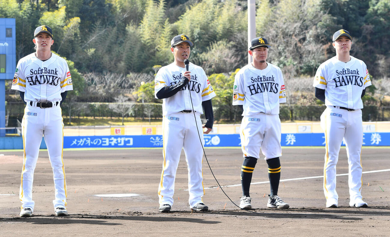 WBC壮行会でファンにあいさつする、左からソフトバンク周東、近藤、牧原大、松本裕（撮影・岩下翔太）