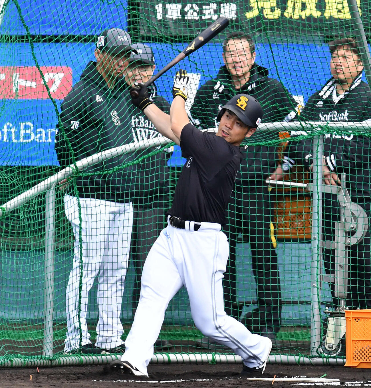 王球団会長（左から2人目）が見守る前でフリー打撃を行うソフトバンク近藤（撮影・岩下翔太）