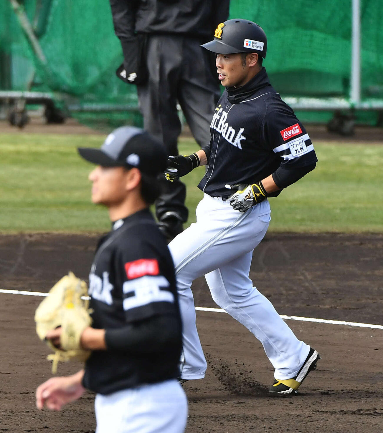 ライブBPで徐（左）から安打を放つソフトバンク近藤（撮影・岩下翔太）