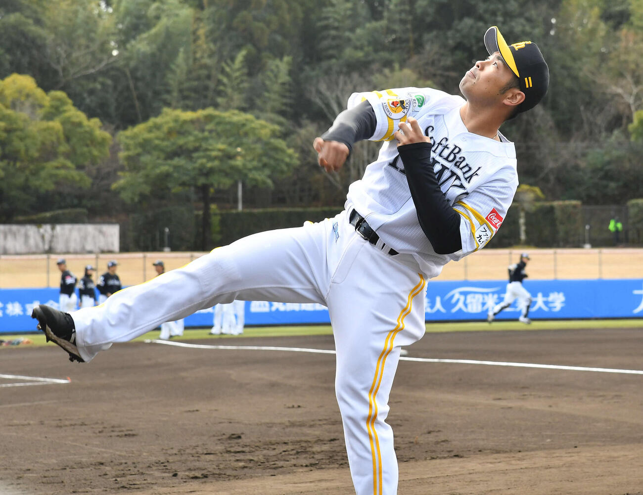 WBC壮行会でスタンドのファンにサインボールを投げるソフトバンク近藤（撮影・岩下翔太）