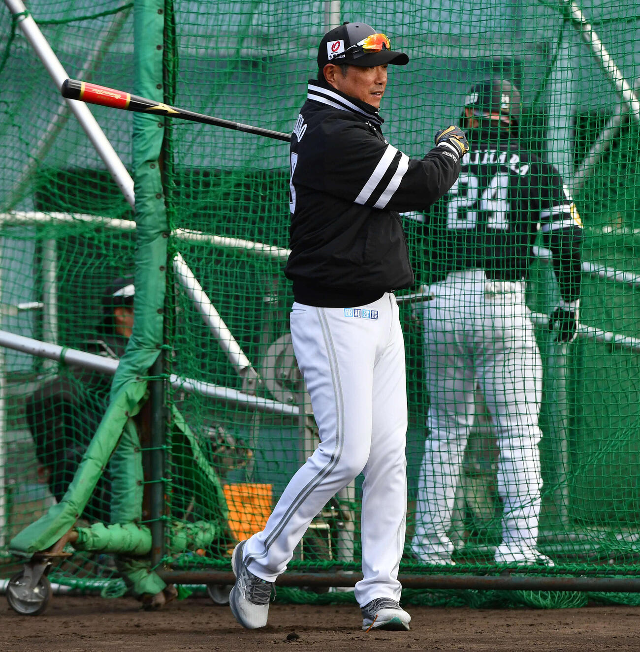 特守で川瀬、高橋にノックを打つソフトバンク小久保監督（撮影・岩下翔太）