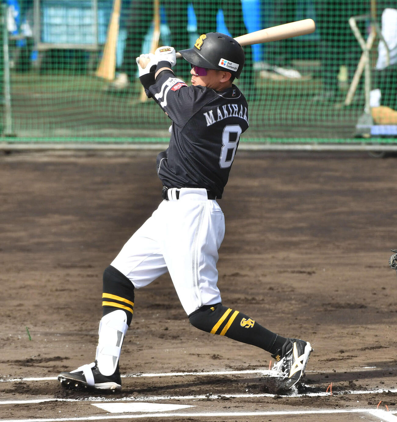 ライブBPで安打を放つソフトバンク牧原大（撮影・岩下翔太）