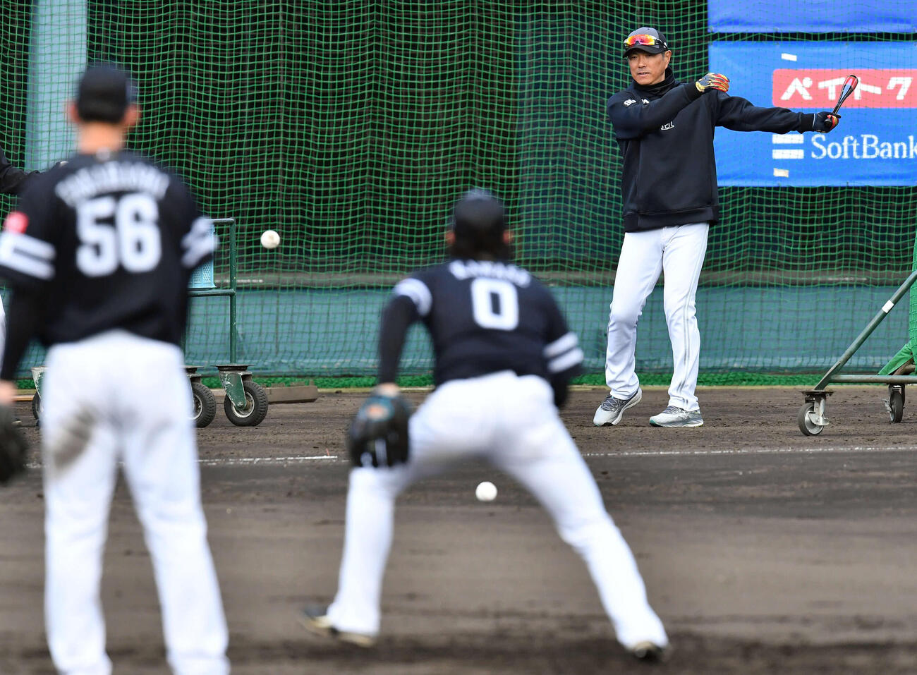 特守で川瀬（手前右）、高橋（同左）にノックを打つソフトバンク小久保監督（撮影・岩下翔太）