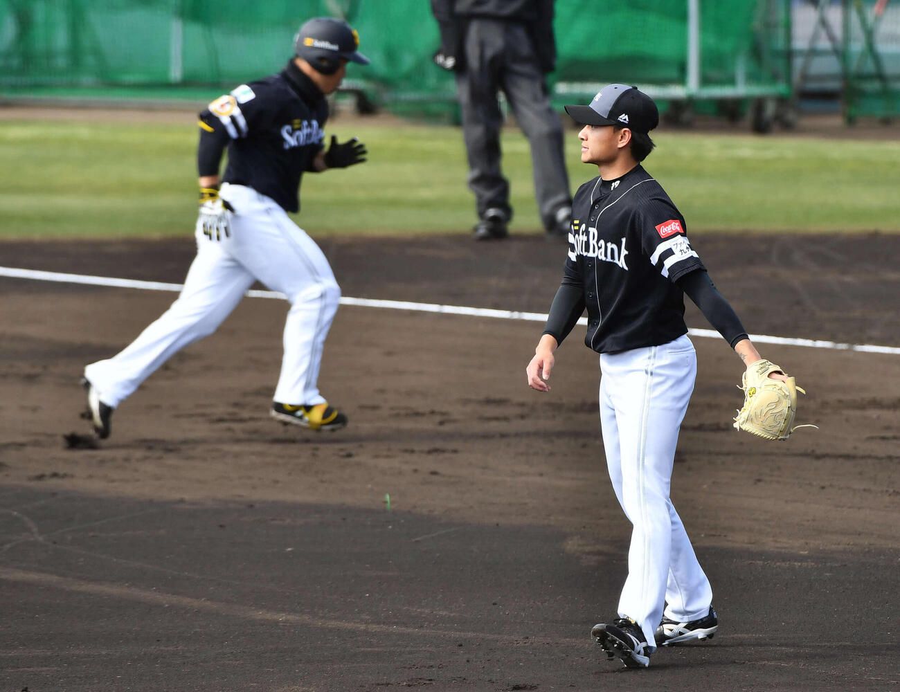 ライブBPで近藤（左）に安打を打たれたソフトバンク徐（撮影・岩下翔太）