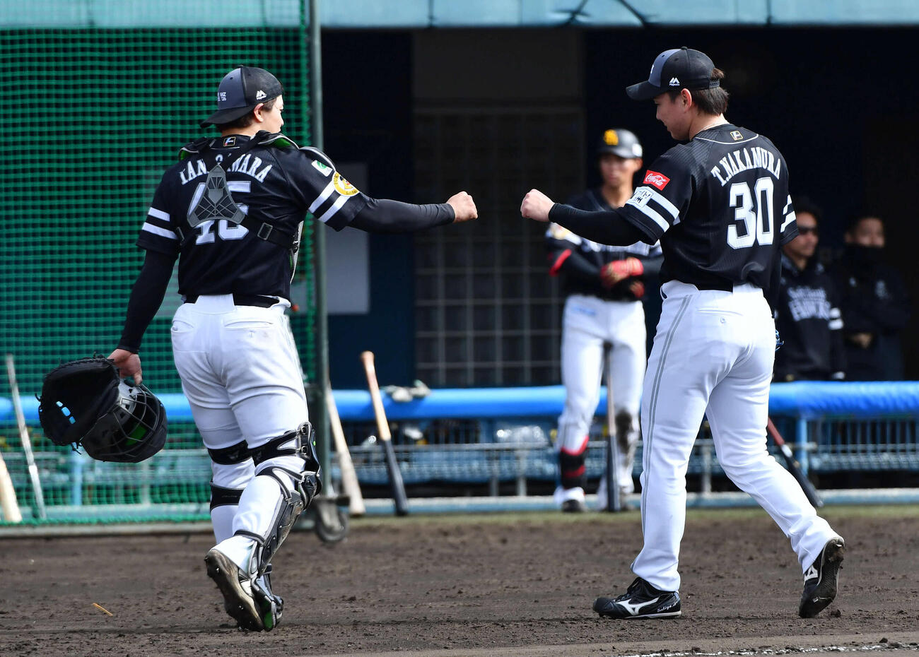 ライブBPの登板を終えたソフトバンク中村稔（右）は谷川原とグータッチを交わす（撮影・岩下翔太）