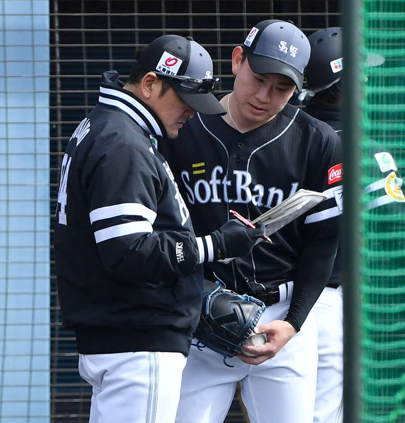 ライブBPの登板を終え、倉野コーチ（左）と話すソフトバンク中村稔（撮影・岩下翔太）