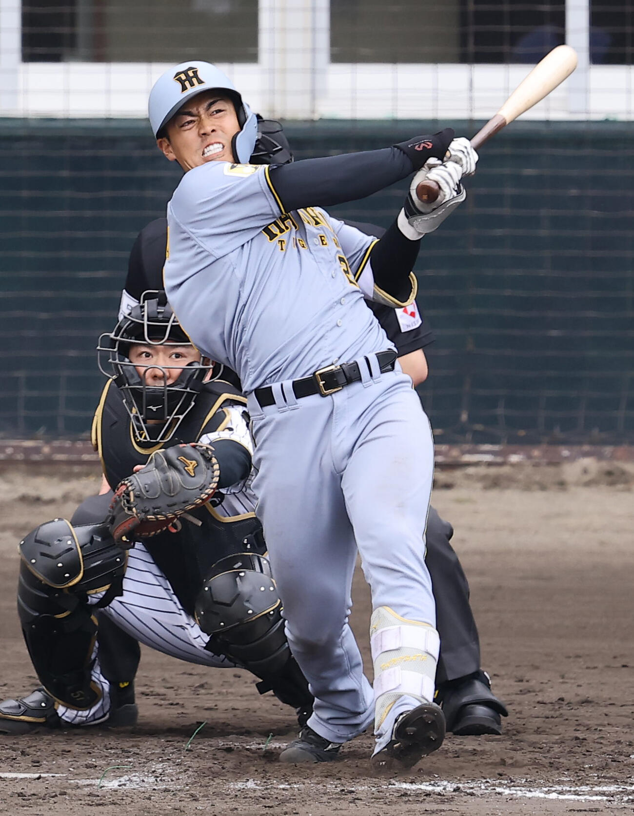 紅組対白組で二塁打を放つ谷端（撮影・上田博志）