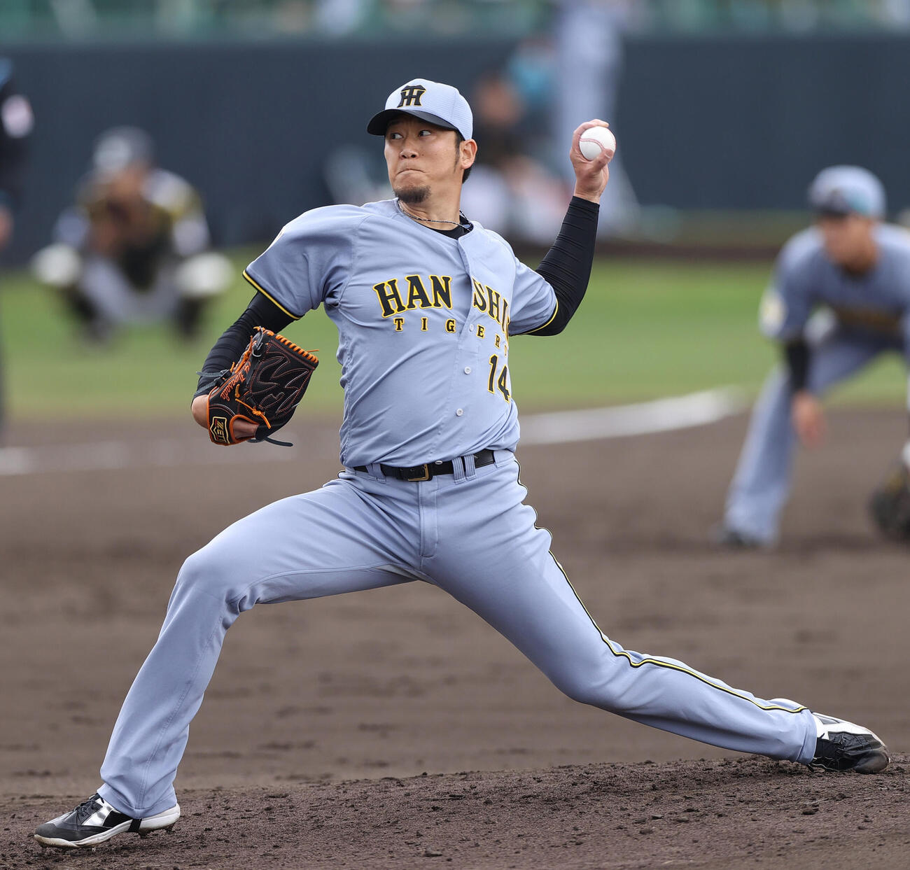 阪神紅白戦　2回裏に登板する紅組の岩貞（撮影・上山淳一）