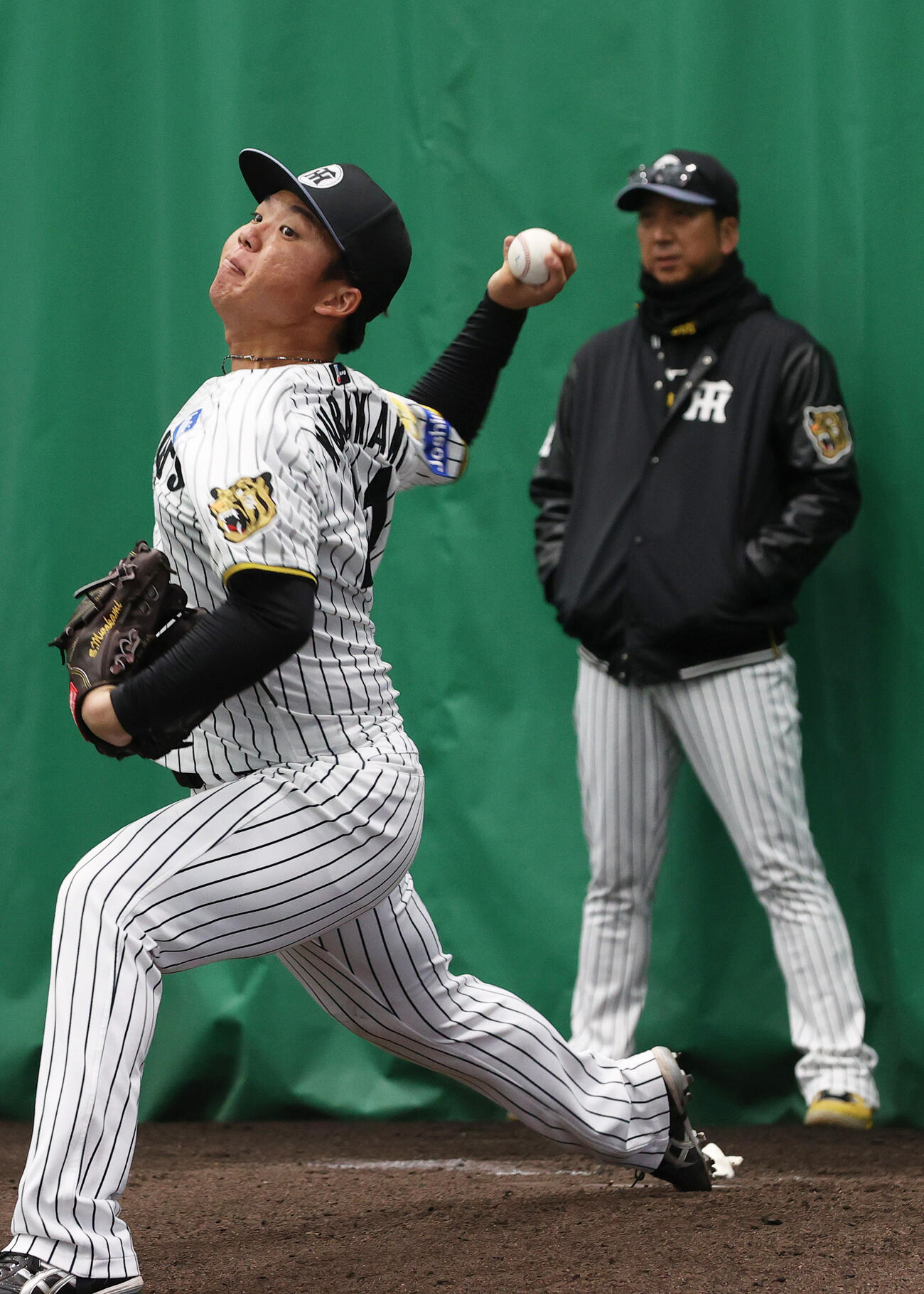 阪神藤川監督（奥）が見守る中、投球する村上（撮影・上山淳一）