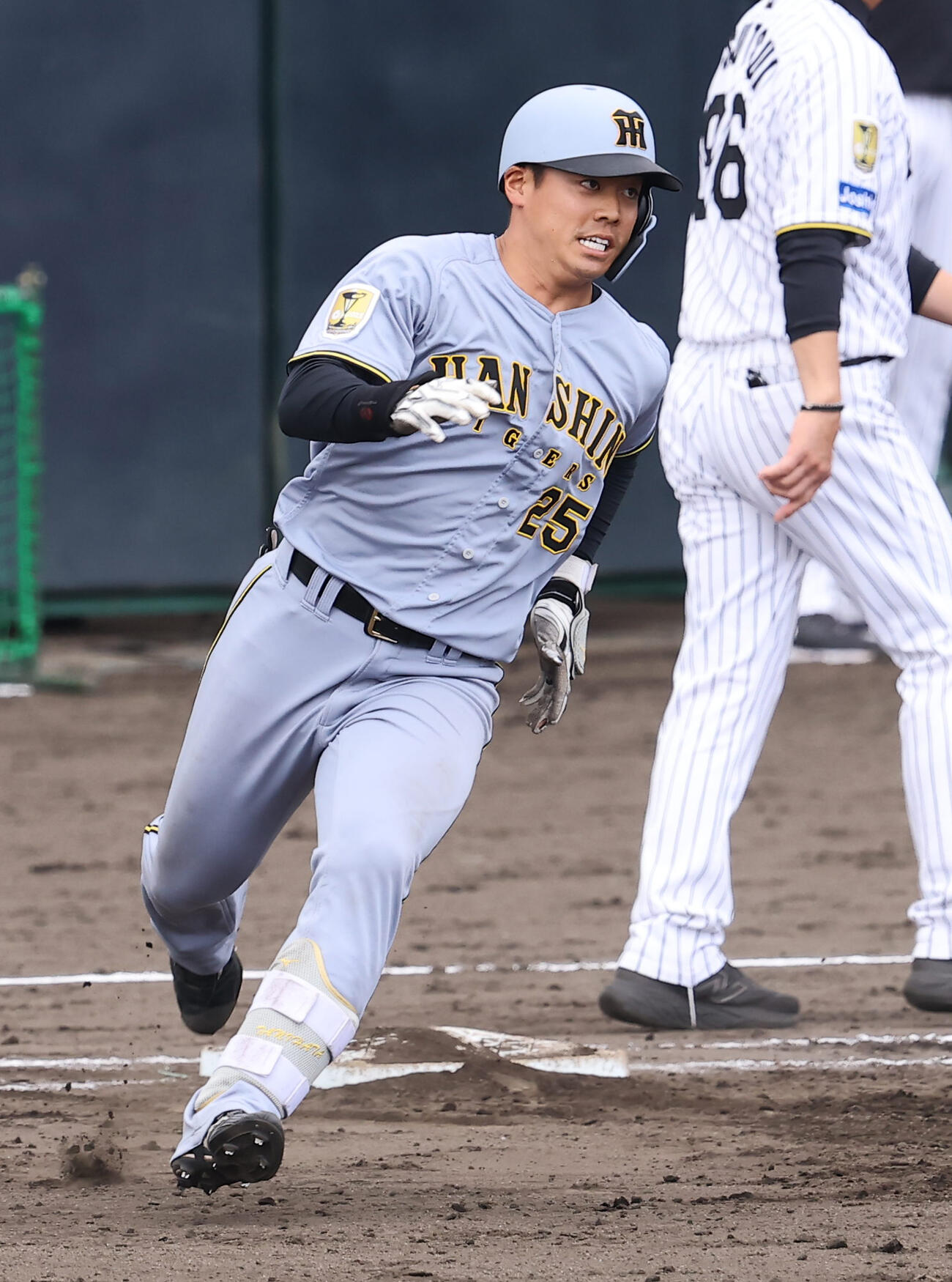 紅組対白組で二塁打を放つ谷端（撮影・上田博志）