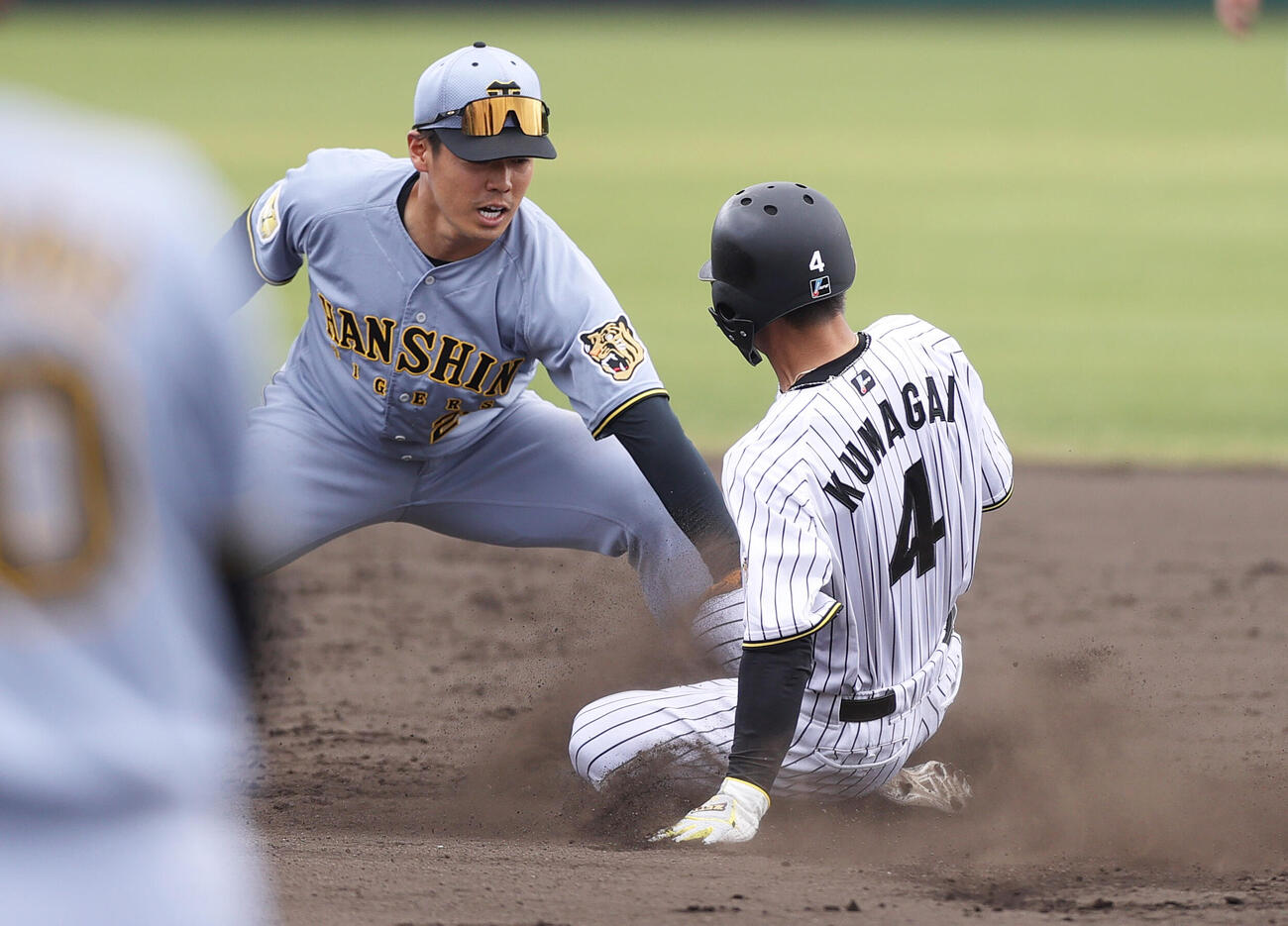 阪神紅白戦　2回裏白組2死一塁、けん制で二塁に向かった一走熊谷（手前）を刺す二塁手谷端（撮影・上山淳一）