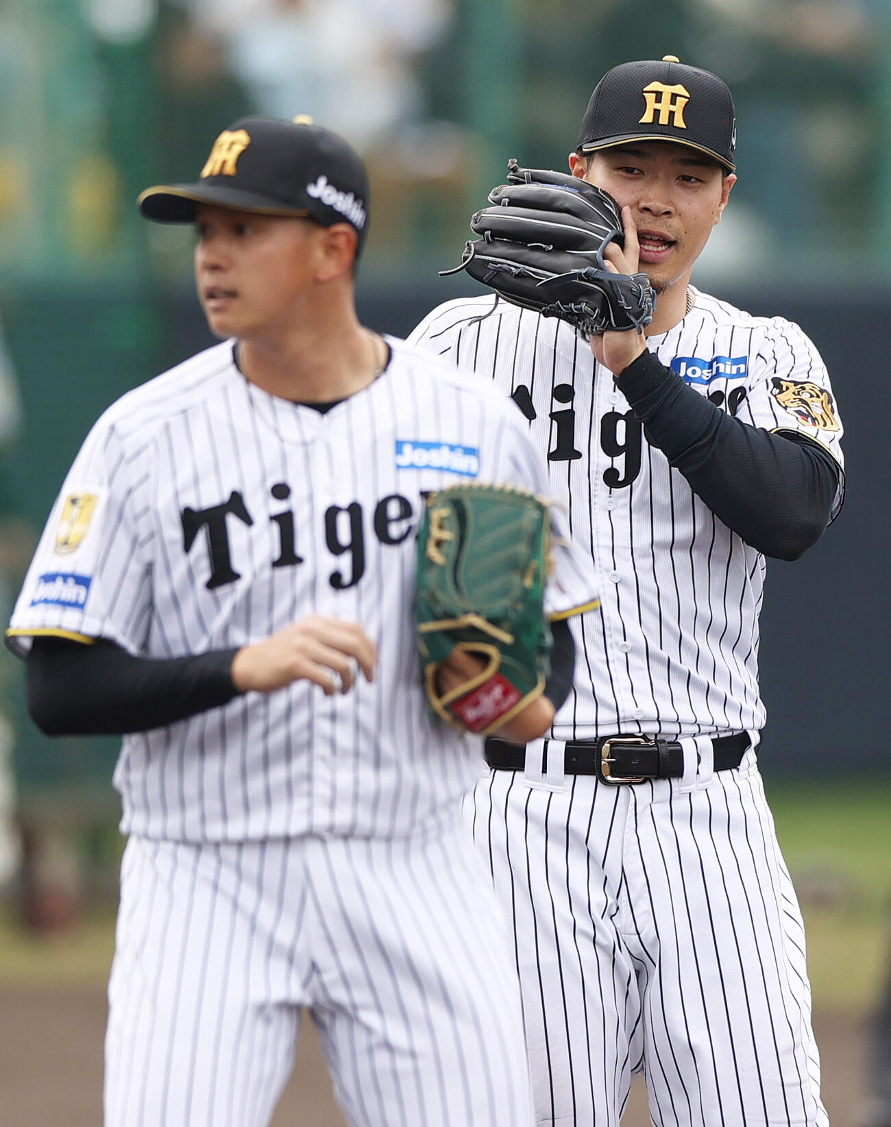阪神紅白戦　2回表、能登（手前）を励ます三塁手佐藤（撮影・上山淳一）