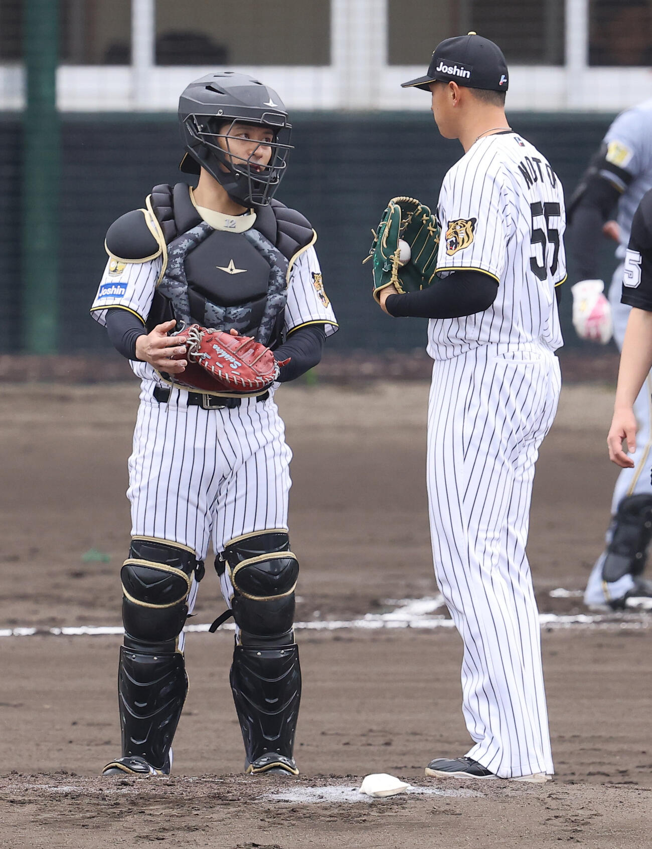 紅組対白組　2回表紅組1死満塁、先制を許した能登（右）に声をかける坂本（撮影・上田博志）