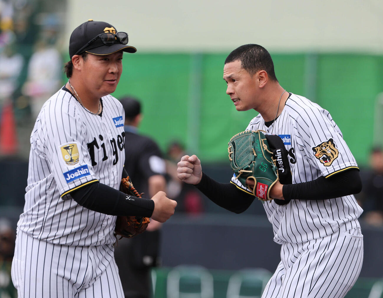 阪神紅白戦　白組先発の能登は1回を抑え、大山とグータッチしてベンチに戻る（撮影・西尾就之）