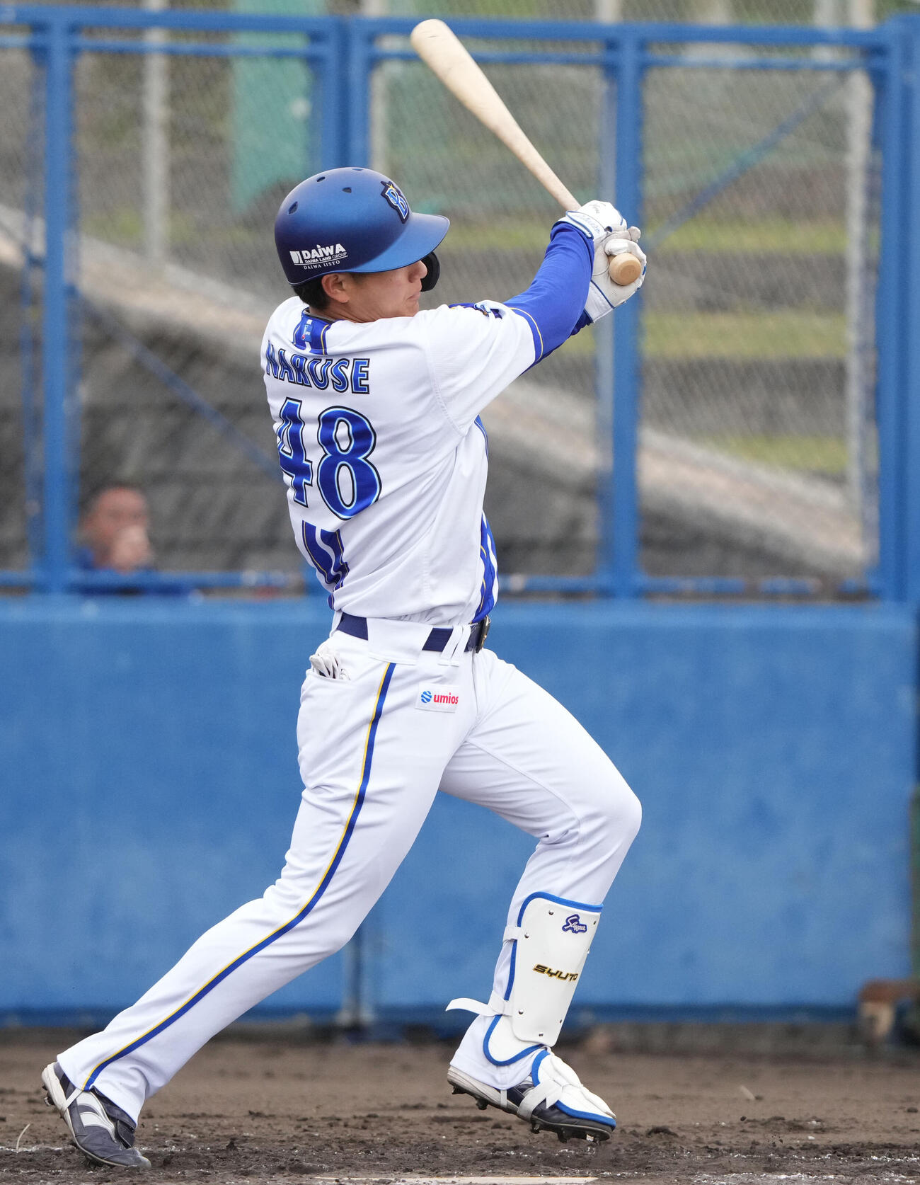 練習試合DeNA対中日　4回裏DeNA無死、左中間へ二塁打を放つ成瀬（撮影・森本幸一）