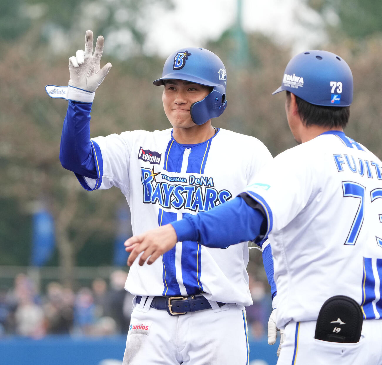 練習試合DeNA対中日　5回裏DeNA1死一、三塁、成瀬（左）は左適時打を放ちベンチへアピールする（撮影・森本幸一）