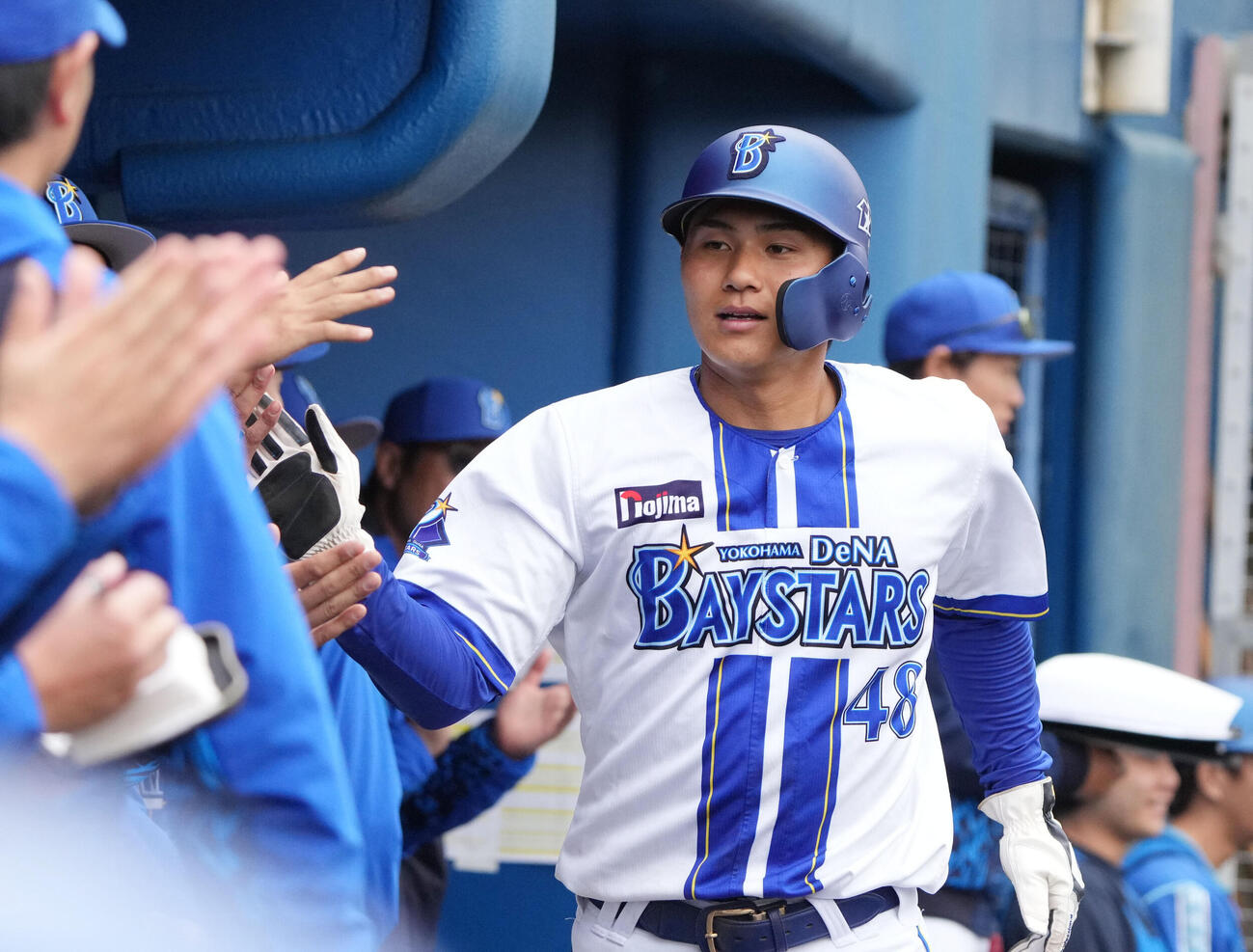 練習試合DeNA対中日　5回裏DeNA2死一、二塁、成瀬（右）は山本の適時二塁打で生還しナイントタッチを交わす（撮影・森本幸一）