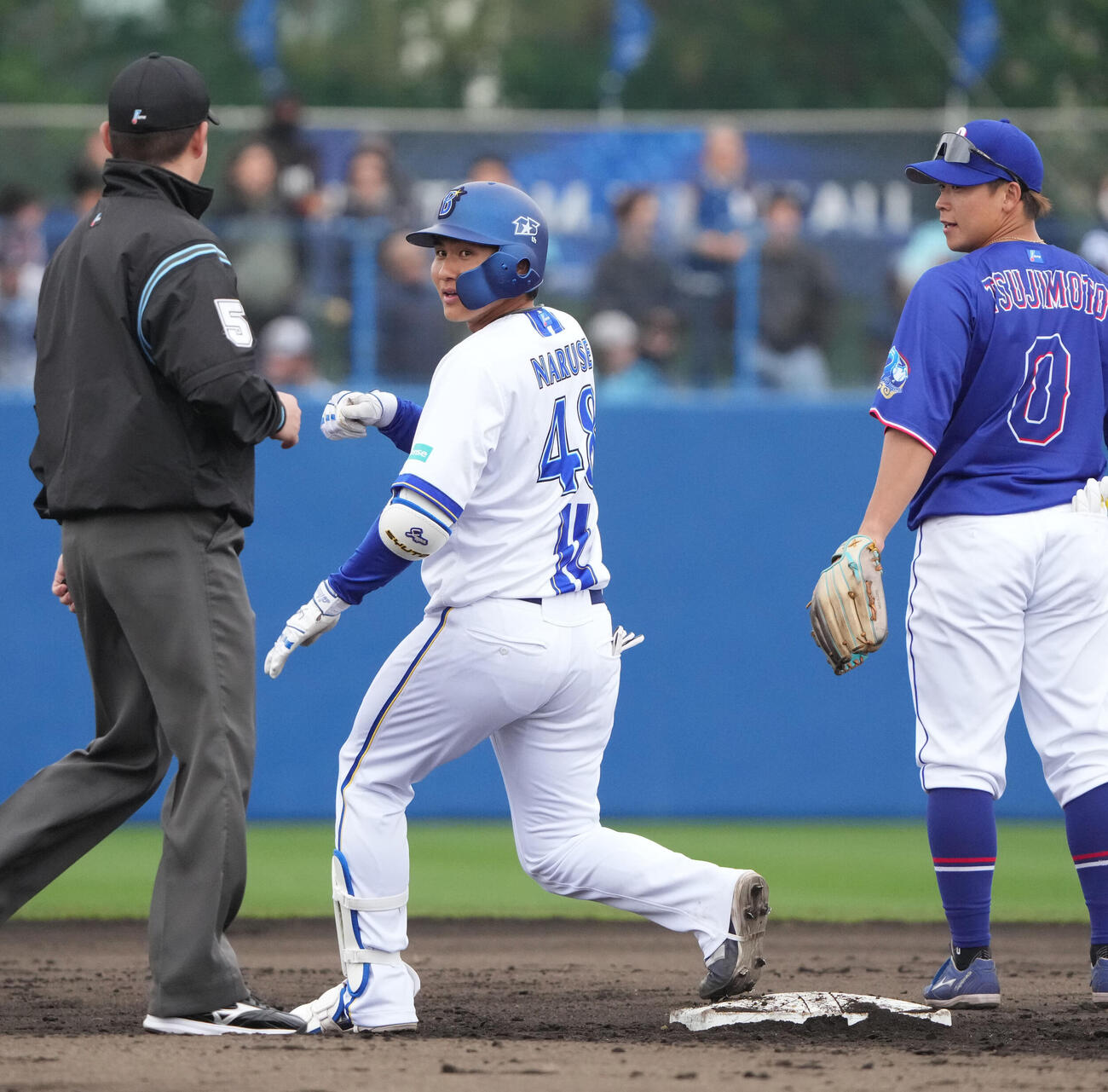 練習試合DeNA対中日　4回裏DeNA無死、成瀬（中央）は左中間へ二塁打を放つ（撮影・森本幸一）