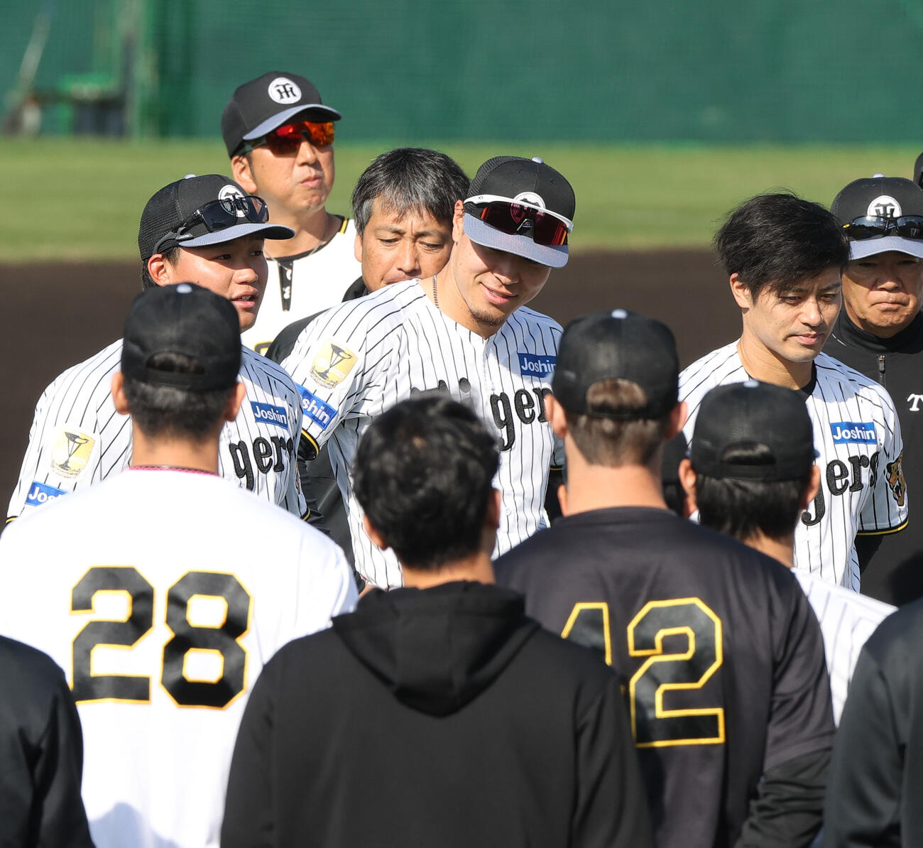 WBC合宿を控え阪神ナインにあいさつする、手前左から森下、佐藤、坂本。上は藤川監督（撮影・上山淳一）