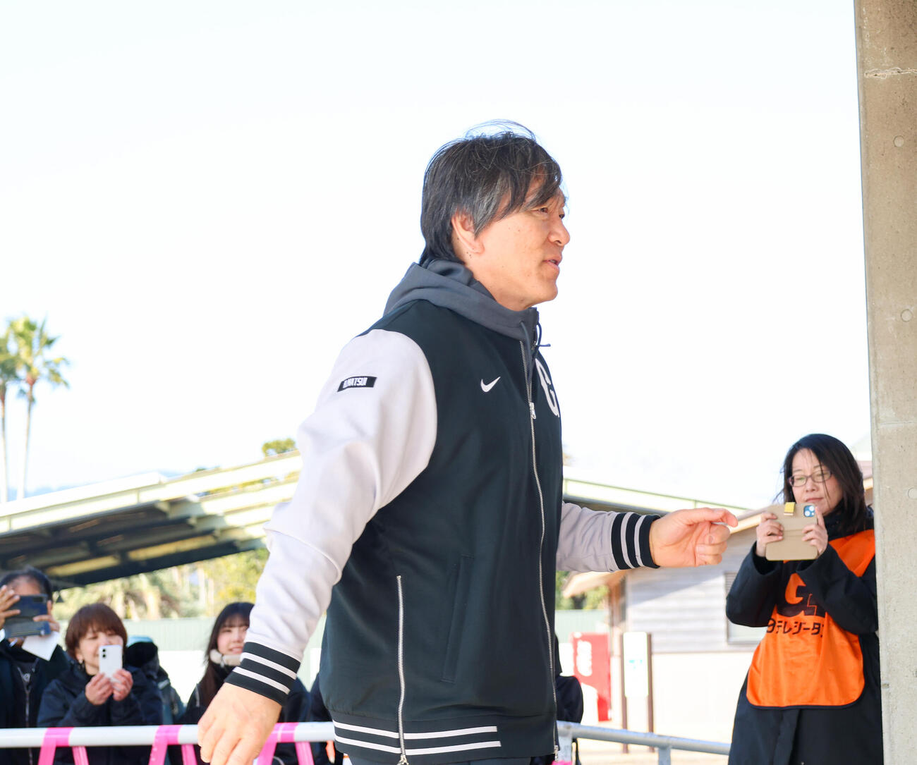 木の花ドーム入りする松井秀喜臨時コーチ（撮影・増田悦実）
